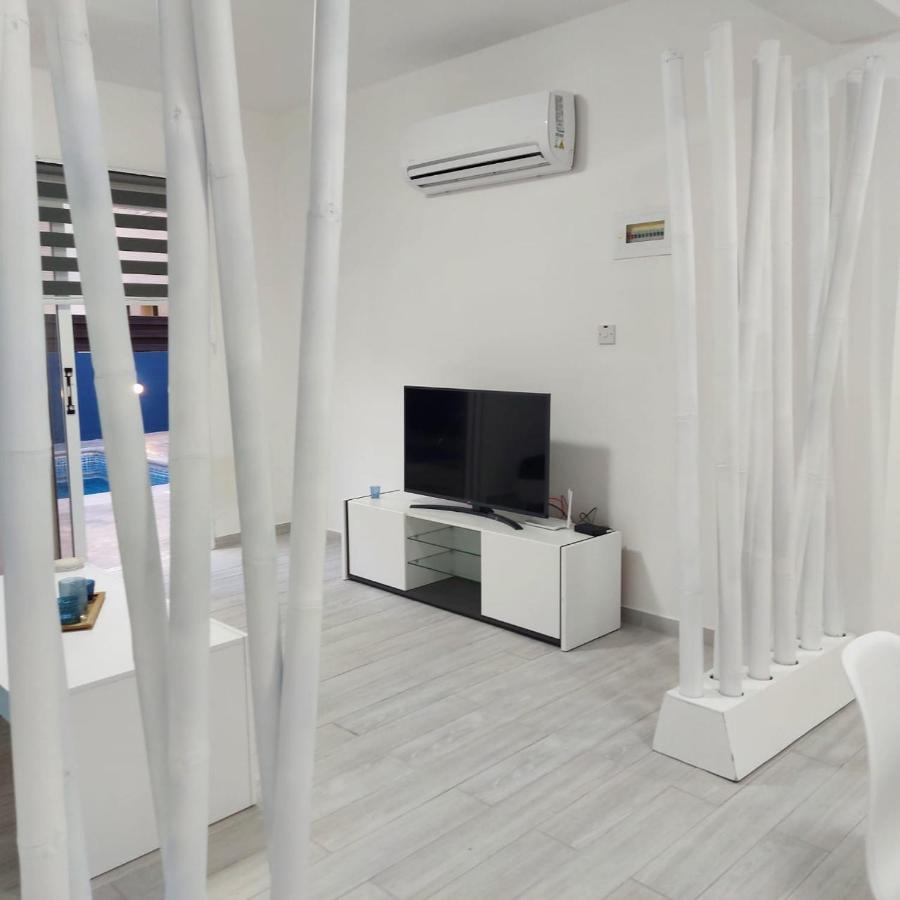 Stylish Villa Паралимни Екстериор снимка